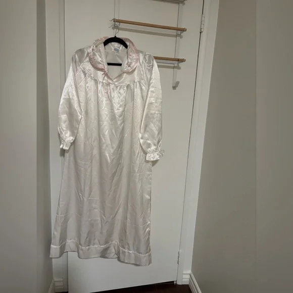 Elegant vintage style White Satin Night gown - Picture 2 of 9